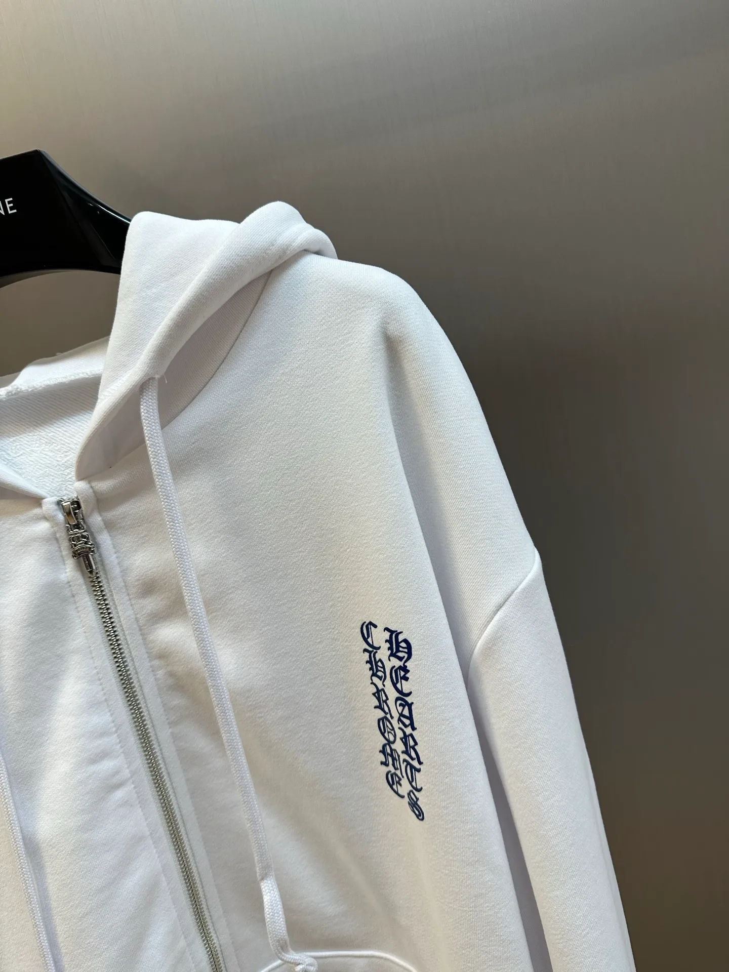 P470 Chrome Hearts Chrome Hearts Printed Zipper Sweatshirt Customized with soft cloud-like 100% cotton velvet feel sweatshirt fabric, Western Gothic text is embellished on the chest, controlling the visual focus and extending vertically from the wrist to the shoulder line. A wonderful touch to break up the monotony of sweatshirts. The zippered hooded silhouette deconstructs the lazy drape carrying suede. When the Gothic font meets all white, it not only retains the coldness of the Gothic, but also dissolves the depression of darkness with the purity of white.  Glue printing is used. The printing is modified by the film screen three times. The glue liquid paint is used to print the pattern on the fabric, and the fabric is baked to fix the printed pattern. Size: s m l xl